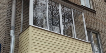 Холодное остекление балкона с наружной обшивкой сайдингом