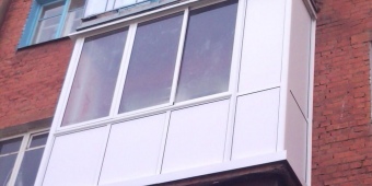 Холодное остекление балкона, наружная обшивка выполнена пластиковыми панелями