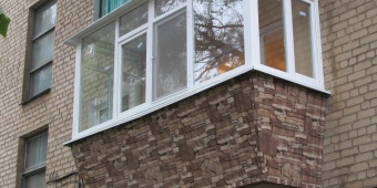 Остекление балкона теплого типа с выносом и обшивкой сайдингом с нанесенным паттерном