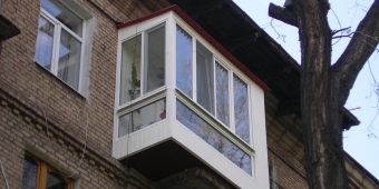 Г-образное французское остекление на балконе с выносом