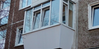 Балкон с теплым остеклением и выносом. Внешняя отделка была выполнена из сэндвич-панелей