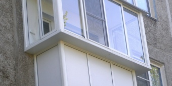Холодное остекление пластикового профиля с москитной сеткой. Балкон с выносом, отделан пластиковыми панелями