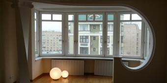 Арка, объединяющая балкон и комнату. Также установлены радиаторы на балкон