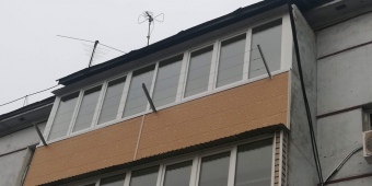 Остекление балкона с внешней отделкой панелями Ханьи