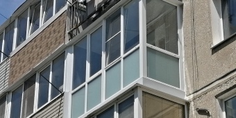 Балкон «французского» типа. Нижняя секция остеклена матовыми стеклопакетами. Балкон утеплен. Стены облицованы влагостойкими панелями «Олимпия»