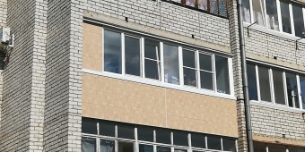 Остекление балкона конструкциями из профиля Rehau Grazio. Внешняя отделка панелями Ponova. 