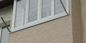 Остекление балкона конструкциями из профиля Rehau Blitz. Внешняя отделка панелями Ponova. 