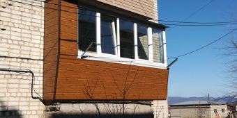 Балкон с ваносом по подоконнику и частичным расширением по полу. Внешняя отделка выполнена панелями Ponova