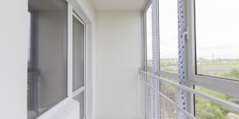 Французское остекление теплого пластикового профиля радиусного балкона, отделанного декор. штукатуркой